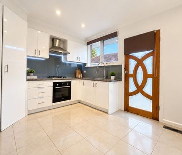 Updated 2 Bedroom Unit In Prime Cheltenham Location - Photo 4