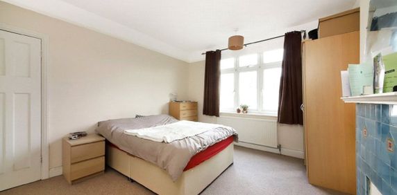 Double bedroom available in a 2 bedroom flat - Photo 2