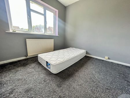 3 Bedroom Flat To Let - HP11 - Photo 5