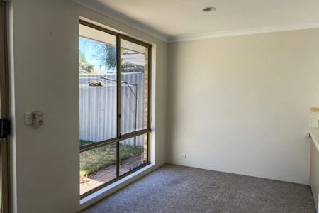 8/15 Baralda Court, Rockingham. - Photo 2