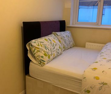 Room in a Shared House, Blueberry Avenue, M40 - Photo 3
