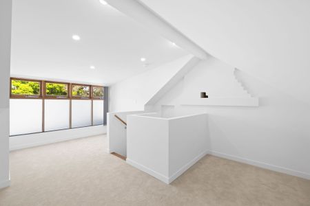 Renovated 3 Bedroom Terrace with Attic – Prime City Location - Photo 2