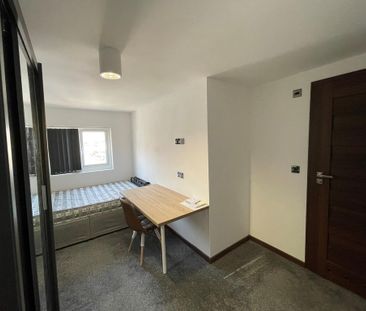 5 bedroom end of terrace house to rent - Photo 2
