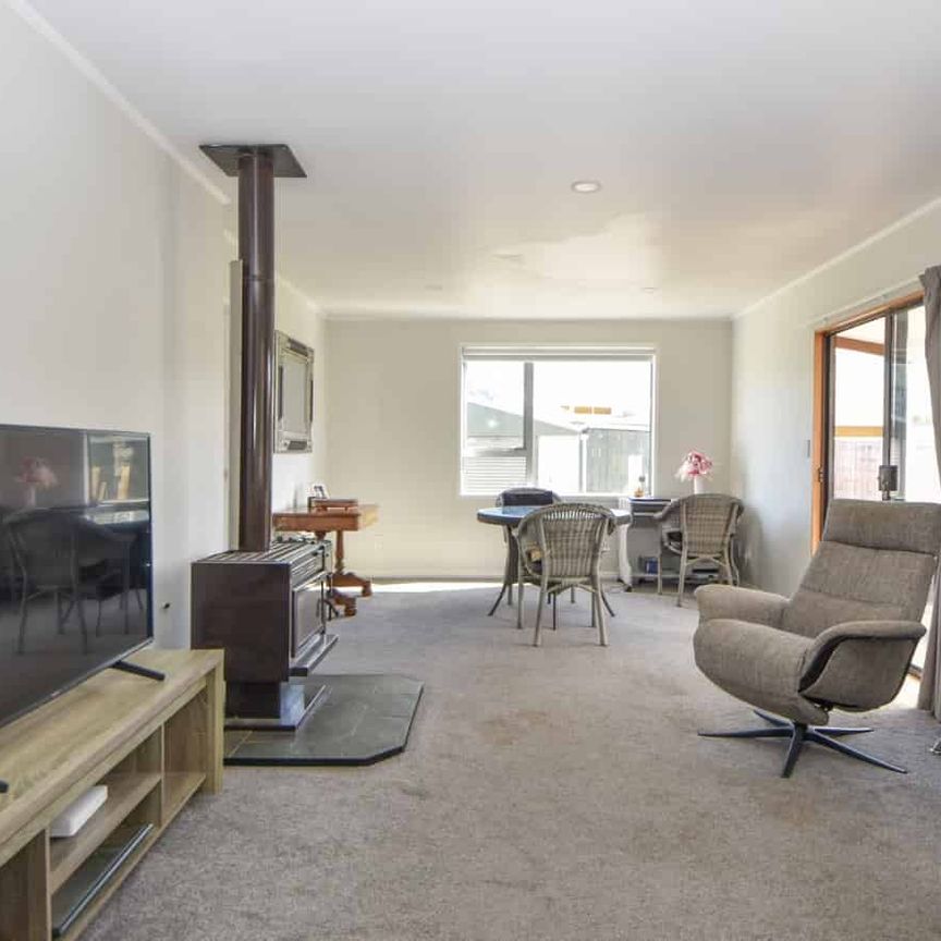 Tidy 2 bedroom home - Photo 1