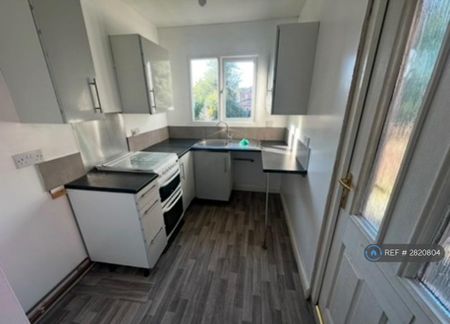 3 bedroom semi-detached house to rent - Photo 5