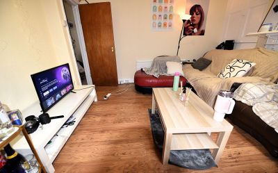 7 bedroom House in Hyde Park, Leeds - Photo 2