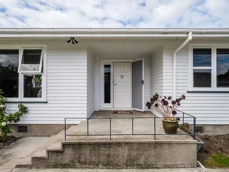 Spacious Family Home - Photo 5