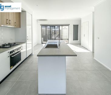 Three Bedroom Townhouse with Lock-up Garage! - Photo 3