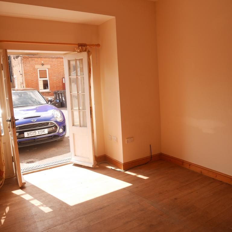 1 bedroom coach house to rent - Photo 1