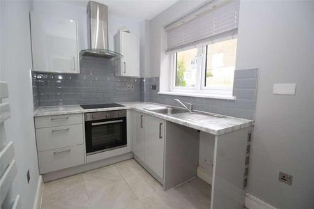 Raven Square, Alton, Hampshire, GU34 - Photo 3