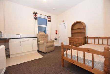 1 bedroom Flat To Let - Photo 4