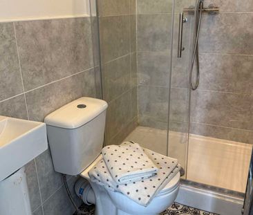 Newly Refurbished House - Great Location - Photo 4