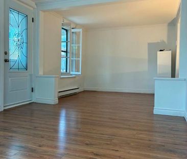 Grand 7 piêces de 880 pieds carrées sur 2 étages. Tout près de l'ho... - Photo 2