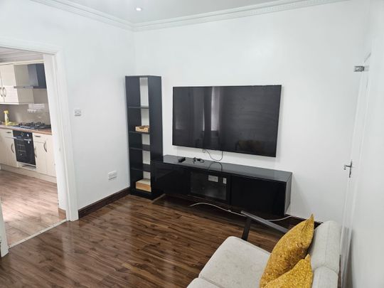 3 Bed Semi-Detached House, Gloucester Road, CR0 - Photo 1