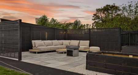 Large section with triple garaging! - Photo 2