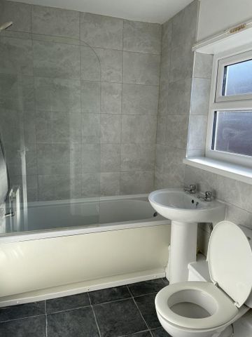 3 bedroom flat to rent - Photo 4