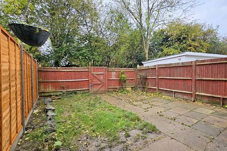 3 Bedroom Terraced House - Photo 2