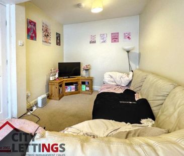 3 Bedroom End Terraced House - Photo 3