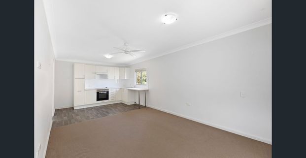 Gorgeous two bedroom flat - walking distance to the beach - Photo 1