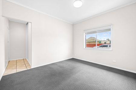 Neat Family Home - Photo 4