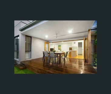 MODERN FOUR BEDROOM TOWNHOUSE - Photo 3