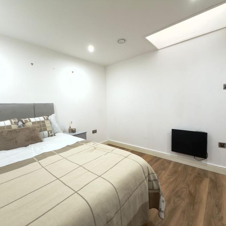 1 bedroom in a flat share to rent - Photo 1