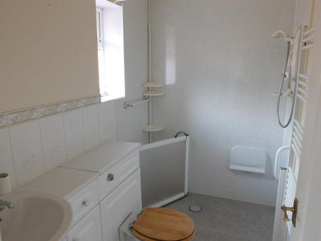 2 bedroom semi-detached bungalow to rent - Photo 5