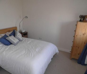 2 bedroom end of terrace house to rent - Photo 4