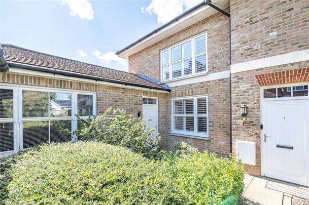 A recently refurbished four bedroom house, set close to the centre of Putney. - Photo 1