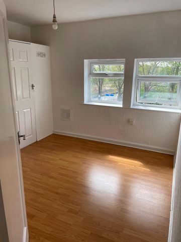 3 Bed Flat, Edge Lane, M32 - Photo 3