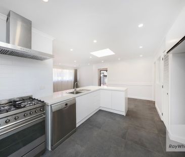 Spacious 3-Bedroom Home for Rent in Gladstone Park - Photo 5