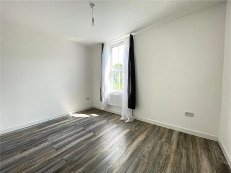 4 bedroom end of terrace house to rent - Photo 2
