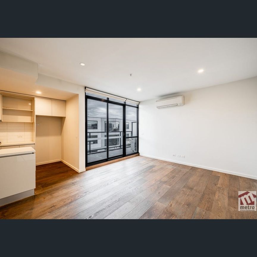 YEAR ROUND COMFORT IN CENTRAL LOCATION! - Photo 1