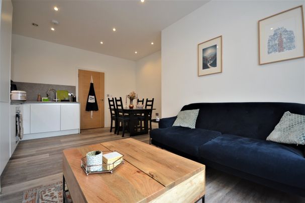Flat to rent - Elmfield Road, Bromley, BR1 - Photo 1