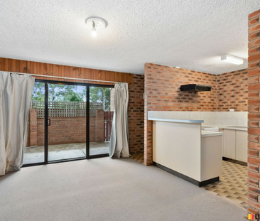 Light-Filled Living in the Heart of Belconnen - Photo 2