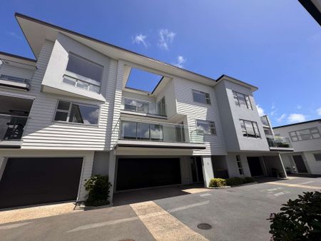 Petone 3 Bedrooms - Photo 2