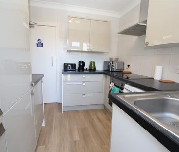 1 bedroom House Share to let - Photo 4