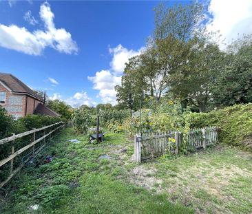 Bright and airy two bedroom semi-detached cottage in a super positi... - Photo 5