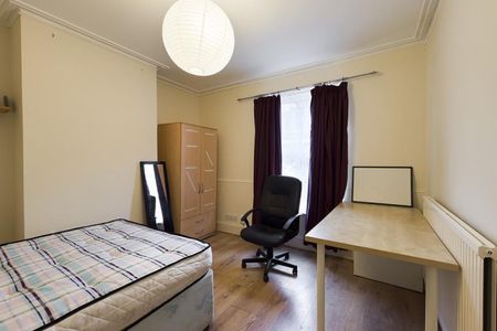 3 bedroom House To Let - Photo 2