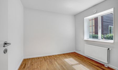 Sjældent udbudt 4-vær. lejlighed med lyse rum, flot udsigt og naturskøn beliggenhed ved Furesø - Foto 5