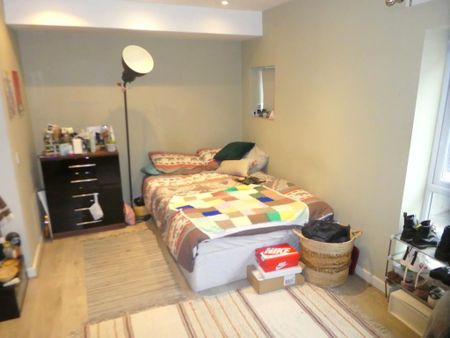 4 bedroom end of terrace house to rent - Photo 5