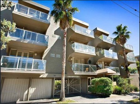 Beachside Bliss – Renovated Studio with Balcony & Parking! - Photo 2