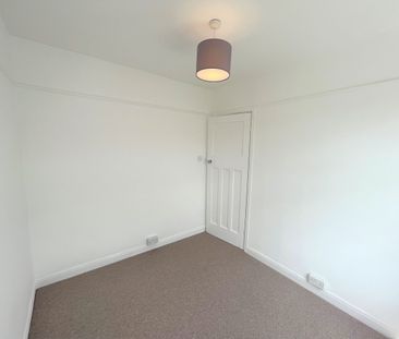 A RECENTLY REFURBISHED three Bedroom terraced house - Photo 3