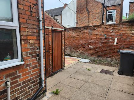 2 bedroom end of terrace house to rent - Photo 3