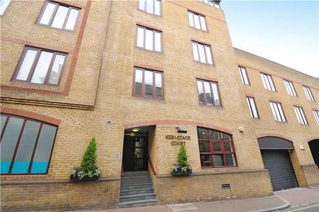 A well proportioned two bedroom apartment situated on the third floor of this well established, purpose built block located in central Wapping. - Photo 2