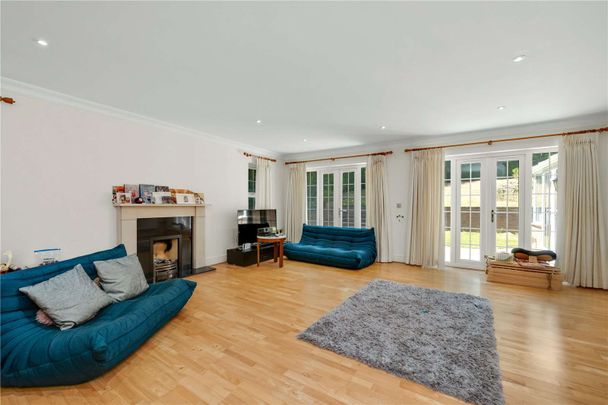 An elegant four bedroom detached home in a prestigious private location in Windlesham. - Photo 1