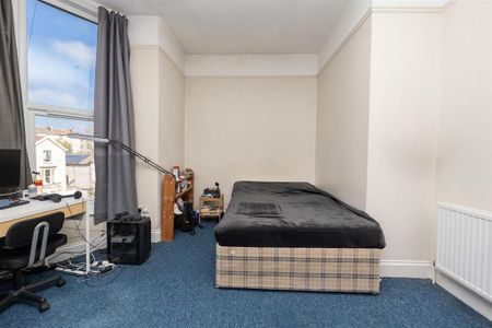3 bedroom flat to rent - Photo 5
