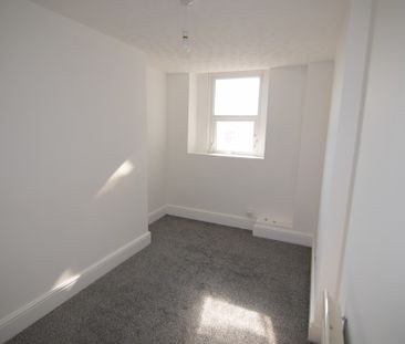 To Let 2 Bed Flat - Photo 5