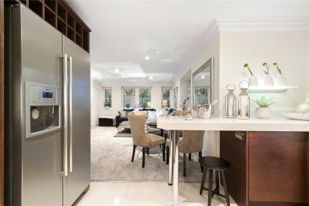 Portsmouth Road, Esher, Surrey, KT10 flat to rent - Photo 2