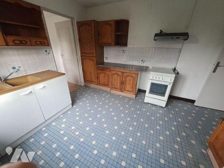A BLARINGHEM, maison avec garage comprenant : Salon, salle à manger, cuisine meublée, arrière-... - Photo 3